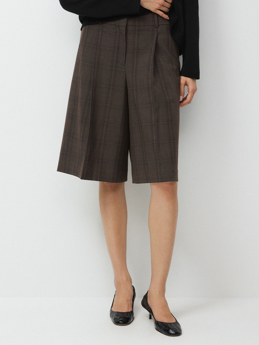 Aritzia Plaid Knee-Length Dress Shorts in Dark Brown